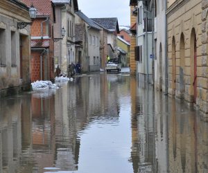 Hrvatska Kostajnica, 11.12.2022 - Zbog obilnih oborina na podruèju sliva rijeke Une, dolo je do naglog porasta vodostaja, pa je u nedjelju ujutro poplavljena Ulica Nine Marakoviæa u Hrvatskoj Kostajnici. foto HINA/ Alija KRUPIÆ/ ik