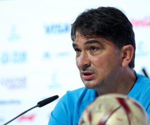 Doha, 12.12.2022 - Službena tiskovna konferencija Hrvatske nogometne repezentacije u Qatar National Convention Centru u Dohi pred sutrašnju polufinalnu utakmicu Svjetskog nogometnog prvenstva Katar 2022, Argentina - Hrvatska. Na slici izbornik Zlatko Dalić.
foto HINA/ Damir SENČAR/ ds