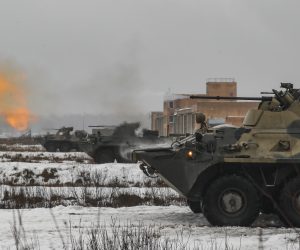 epa10363396 Mobilized servicemen attend a combat training at the Training Center of the Moscow Higher Combined Arms Command School of the Ministry of Defence of the Russian Federation in Noginsk, outside Moscow, Russia, 13 December 2022. Over 300,000 reservists and volunteers have been trained over two months of partial mobilization in Russia, Russian Defence Minister Sergei Shoigu said.  EPA/YURI KOCHETKOV