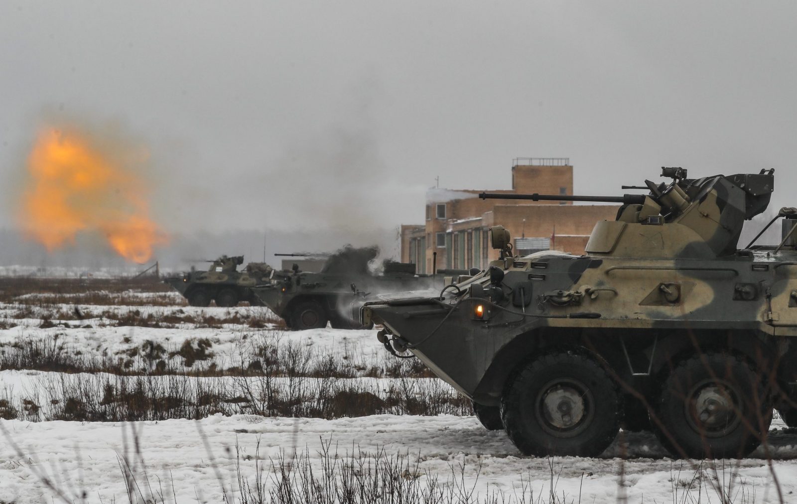 epa10363396 Mobilized servicemen attend a combat training at the Training Center of the Moscow Higher Combined Arms Command School of the Ministry of Defence of the Russian Federation in Noginsk, outside Moscow, Russia, 13 December 2022. Over 300,000 reservists and volunteers have been trained over two months of partial mobilization in Russia, Russian Defence Minister Sergei Shoigu said.  EPA/YURI KOCHETKOV