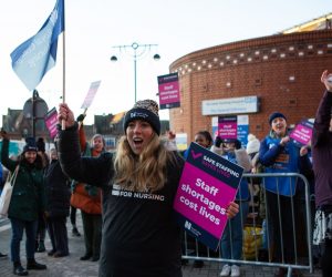 epa10366749 NHS nurses picket outside Leeds General Infirmary in Leeds, Britain, 15 December 2022. Members of the Royal College of Nursing (RCN) are striking over a pay dispute with the government in what will be the largest strike of it's kind in NHS history.  EPA/ADAM VAUGHAN