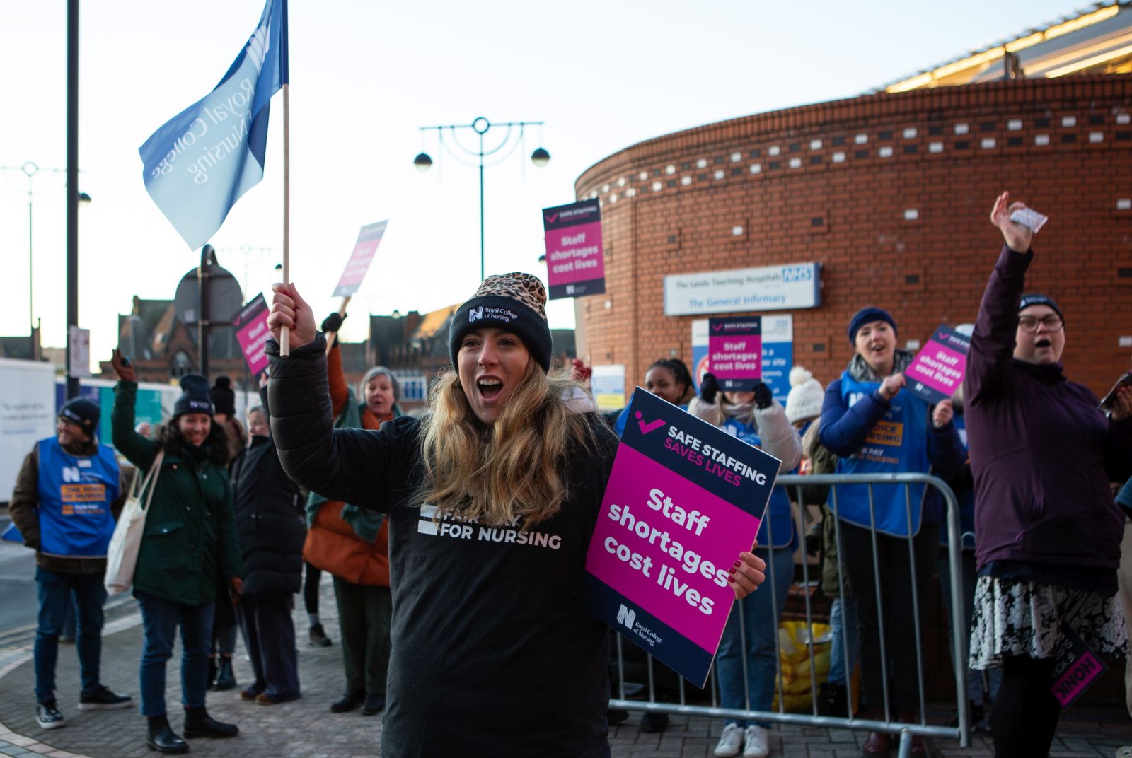epa10366749 NHS nurses picket outside Leeds General Infirmary in Leeds, Britain, 15 December 2022. Members of the Royal College of Nursing (RCN) are striking over a pay dispute with the government in what will be the largest strike of it's kind in NHS history.  EPA/ADAM VAUGHAN