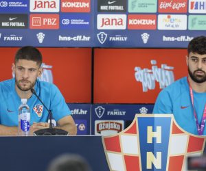 Doha, 15.12.2022 - Konferencija za medije Hrvatske nogometne reprezentacije u trening kampu Al Ersal 3 u Dohi. Na slici Mateo Kovačić i Joško Gvardiol. 
foto HINA/ Damir SENČAR/ ds