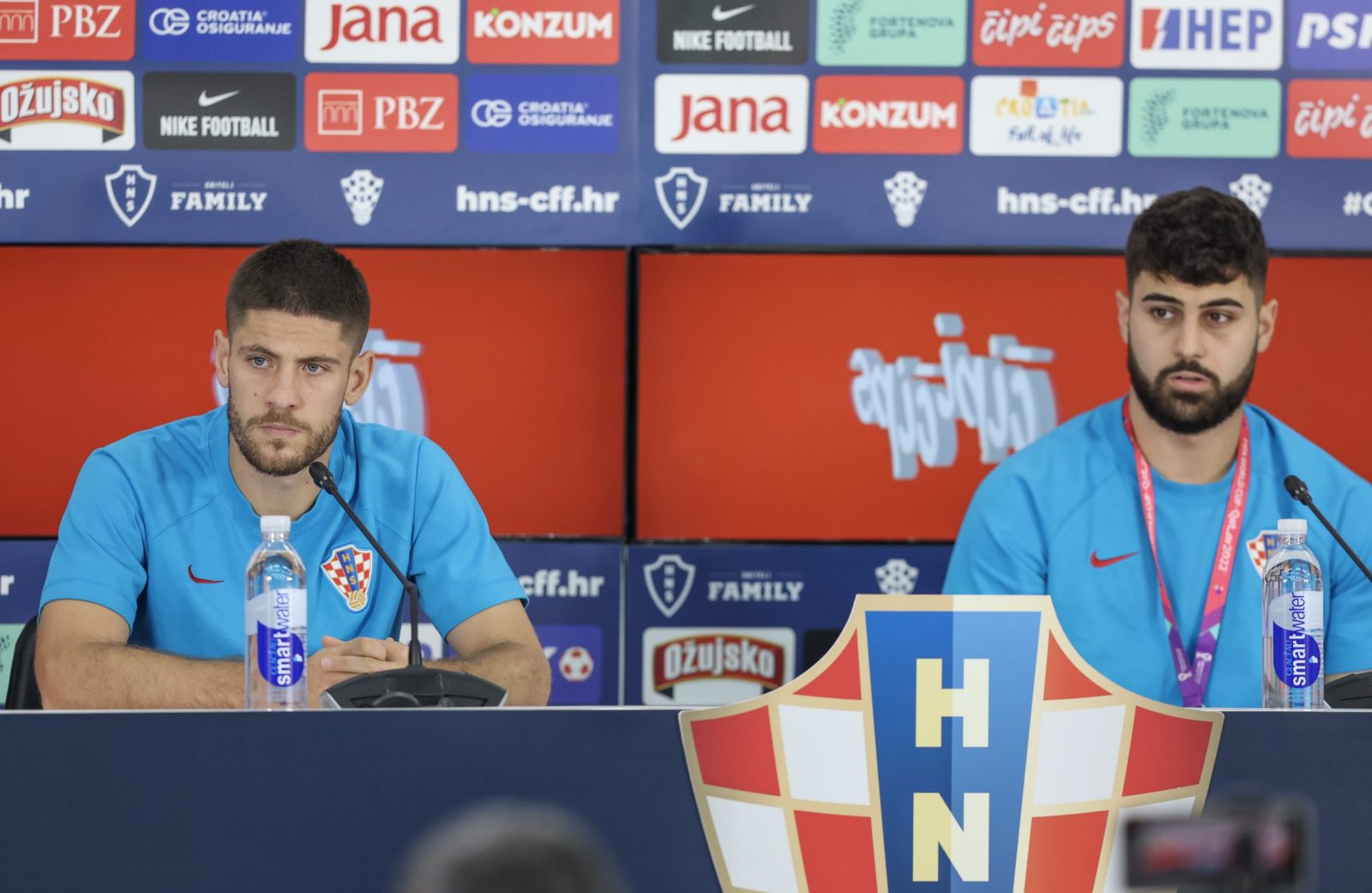 Doha, 15.12.2022 - Konferencija za medije Hrvatske nogometne reprezentacije u trening kampu Al Ersal 3 u Dohi. Na slici Mateo Kovačić i Joško Gvardiol. 
foto HINA/ Damir SENČAR/ ds