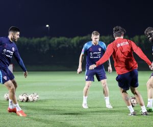 Doha, 15.12.2022 - Trening Hrvatske nogometne reprezentacije u trening kampu Al Ersal 3 u Dohi. Na slici Na slici Martin Erlić, Kristijan Jakić, Joško Gvardiol.
foto HINA/ Damir SENČAR/ ds