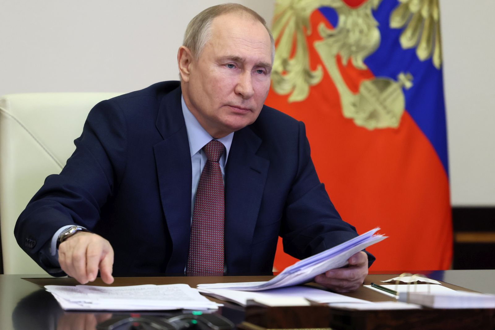 epa10367355 Russian President Vladimir Putin attends a meeting of the Council for Strategic Development and National Projects via videoconference at the Novo-Ogaryovo residence outside Moscow, Russia, 15 December 2022.  EPA/MIKHAEL KLIMENTYEV/SPUTNIK/KREMLIN / POOL