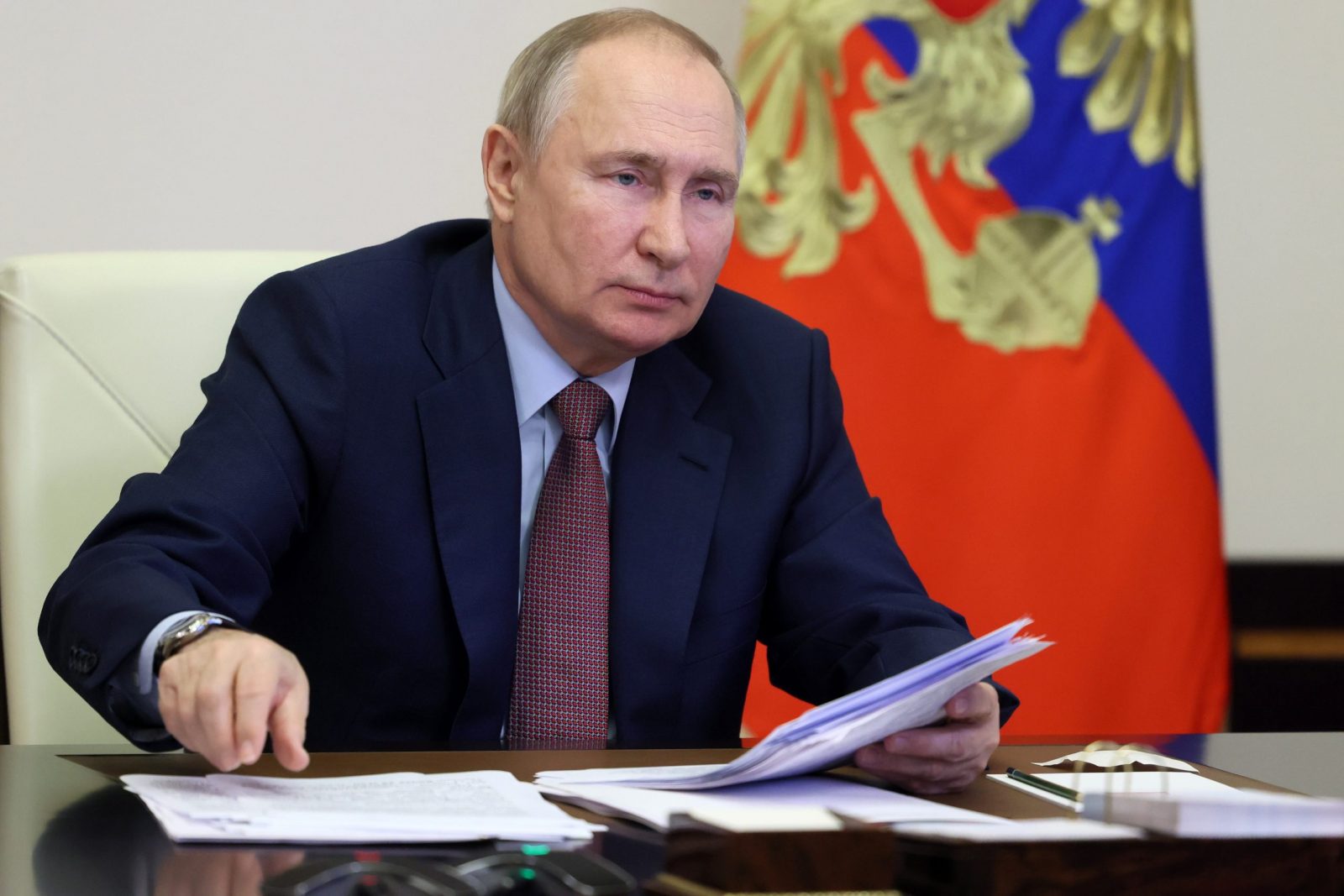 epa10367355 Russian President Vladimir Putin attends a meeting of the Council for Strategic Development and National Projects via videoconference at the Novo-Ogaryovo residence outside Moscow, Russia, 15 December 2022.  EPA/MIKHAEL KLIMENTYEV/SPUTNIK/KREMLIN / POOL