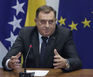 Sarajevo, 15.12.2022.- Èelnici HDZ BiH, SDP BiH i Saveza nezavisnih socijaldemokrata (SNSD) potpisali su u èetvrtak u Sarajevu dokument kojim su i formalno potvrdili koalicijsku suradnju i zajednièku uspostavu vlasti u toj zemlji na temelju rezultata izbora provedenih 2. listopada. Potpise na dokument pod naslovom "Smjernice, naèela i ciljevi u izvrnoj i zakonodavnoj vlasti na razini BiH za razdoblje 2022. - 2026. godine" stavili su Dragan Èoviæ, Nermin Nikiæ i Milorad Dodik a uz njihove tri stranke novu vlast èinit æe i bonjaèko-graðanski blok predvoðen SDP-om, Narodom i pravdom (NiP) i Naom strankom (NS). 
foto HINA/ FENA/ ua