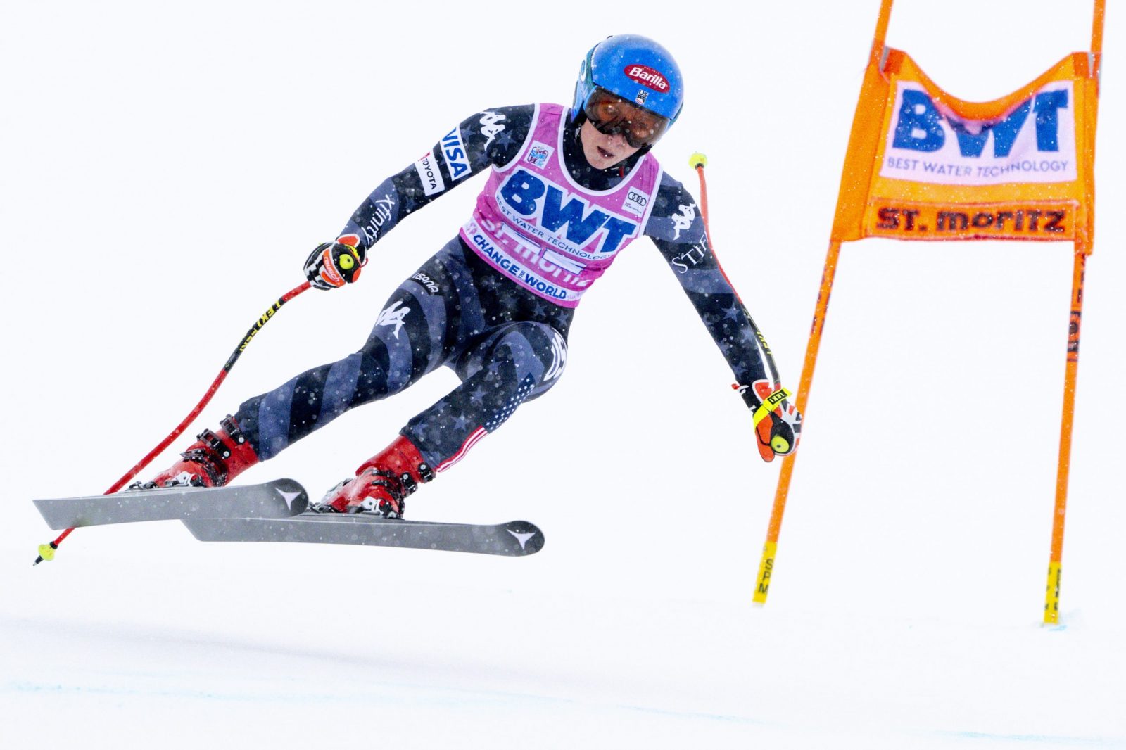 epa10368325 Mikaela Shiffrin of the USA cuts a gate during the women's Downhill race at the FIS Alpine Skiing World Cup in St. Moritz, Switzerland, 16 December 2022.  EPA/JEAN-CHRISTOPHE BOTT