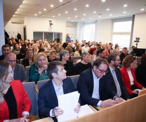 Zagreb, 16.12.2022 -  Agencija za elektroničke medije (AEM) predstavila je u suradnji s Fakultetom elektrotehnike i računarstva (FER) Sveučilišta u Zagrebu mjere "Uspostava provjere medijskih činjenica i sustava javne objave podataka". Mjere se provode u sklopu Nacionalnog plana oporavka i otpornosti čiji su nositelji Ministarstvo kulture i medija i AEM. 
foto HINA/ Admir BULJUBAŠIĆ/ abu
