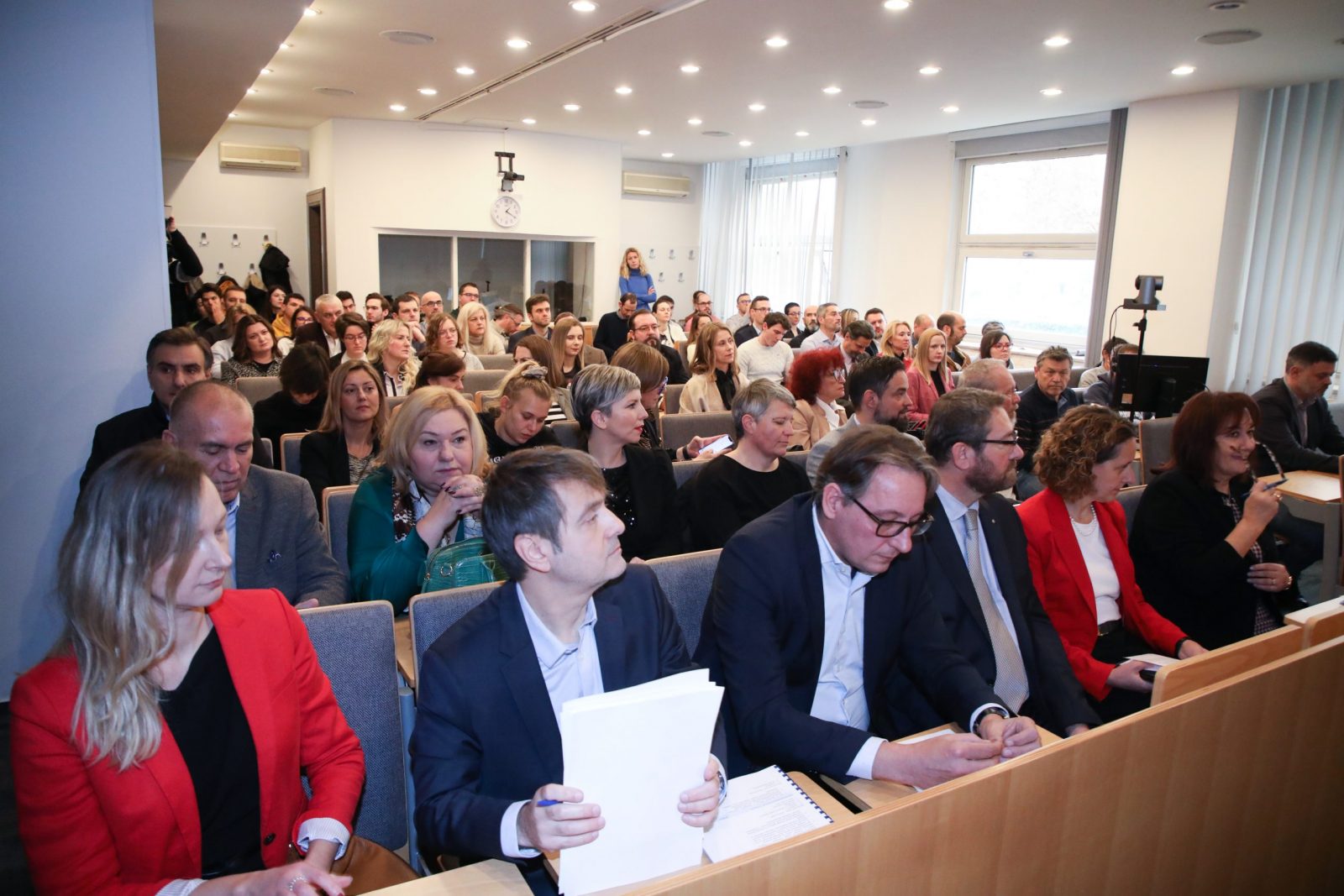 Zagreb, 16.12.2022 -  Agencija za elektroničke medije (AEM) predstavila je u suradnji s Fakultetom elektrotehnike i računarstva (FER) Sveučilišta u Zagrebu mjere "Uspostava provjere medijskih činjenica i sustava javne objave podataka". Mjere se provode u sklopu Nacionalnog plana oporavka i otpornosti čiji su nositelji Ministarstvo kulture i medija i AEM. 
foto HINA/ Admir BULJUBAŠIĆ/ abu
