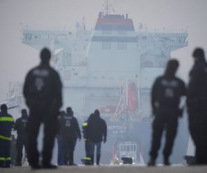 epa10368730 The FSRU Ship ‘Neptune’ arrives at the Industrial port Lubmin in Lubmin, Germany, 16 December 2022. The Floating Storage Regasification Unit (FSRU)  ‘Neptune’ will be part of the only privately financed LNG terminal, developed by Lubmin-based Deutsche ReGas company.  EPA/CLEMENS BILAN