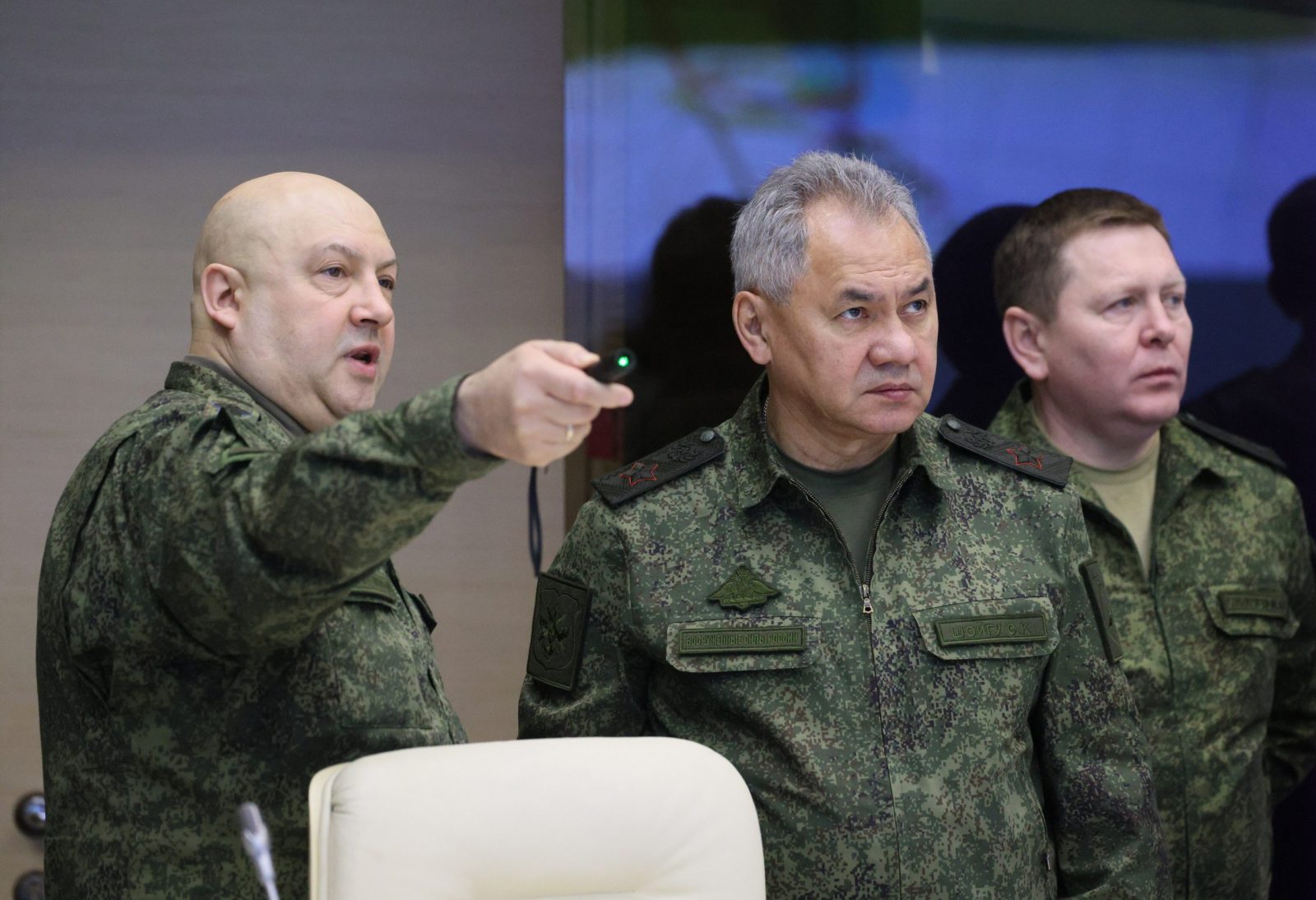 epa10369442 General Sergei Surovikin (L), commander of Russia's military operation in Ukraine, and Russian Defence Minister Sergei Shoigu (C) during a visit by Russian President Putin to the joint headquarters of the military branches of the Russian armed forces involved in the 'special military operation' in Ukraine, at an undisclosed location in Russia, 17 December 2022.  EPA/GAVRIIL GRIGOROV/SPUTNIK/KREMLIN / POOL MANDATORY CREDIT