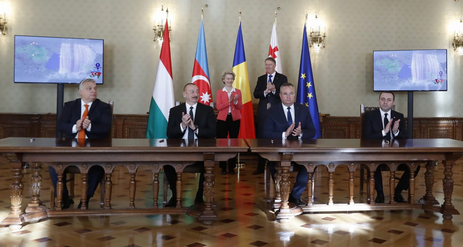 epa10369546 (L-R, front row) Hungarian Prime Minister Viktor Orban, Azerbaijan's Presindent Ilham Aliev, Romania's Prime Minister Nicolae Ciuca and Georgia's Prime Minister Irakli Garibashvili applaud in the presence of European Commission President Ursula von der Leyen (C-L, back) and Romanian President Klaus Iohannis (C-R, back) after the signing ceremony of the Strategic Partnership Agreement for the development and transport of Green Energy between Azerbaijan, Georgia, Hungary and Romania, at Cotroceni Presidential Palace in Bucharest, Romania, 17 December 2022.  EPA/ROBERT GHEMENT