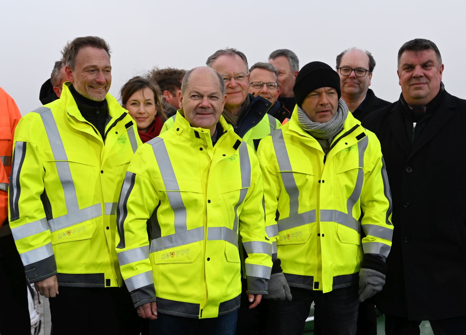 epa10369809 (L-R) German Finance Minister Christian Lindner, Chancellor Olaf Scholz and Economy and Climate Minister Robert Habeck attend the opening ceremony of Germany's first LNG (liquefied natural gas) terminal in Wilhelmshaven, Germany, 17 December 2022. Germany inaugurates on the day its first LNG terminal, built on its northern coast, as the country decided to cut its dependence from Russian energy imports.  EPA/LARS-JOSEF KLEMMER / POOL