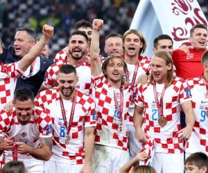 Doha, 17.12.2022. -  Dodjela brončanih medalja nakon utakmice Svjetskog nogometnog prvenstva Hrvatska - Maroko na stadionu Khalifa International.  Hrvatska nogometna reprezentacija osvojila je treće mjesto nakon što je u Dohi porazila Maroko s 2-1 (2-1). Na fotografiji hrvatski nogometaši. foto HINA/ Damir SENČAR/ dk