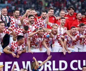 Doha, 17.12.2022. -  Dodjela brončanih medalja nakon utakmice Svjetskog nogometnog prvenstva Hrvatska - Maroko na stadionu Khalifa International.  Hrvatska nogometna reprezentacija osvojila je treće mjesto nakon što je u Dohi porazila Maroko s 2-1 (2-1). Na fotografiji hrvatski nogometaši. foto HINA/ Damir SENČAR/ dk