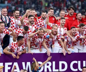 Doha, 17.12.2022. -  Dodjela brončanih medalja nakon utakmice Svjetskog nogometnog prvenstva Hrvatska - Maroko na stadionu Khalifa International.  Hrvatska nogometna reprezentacija osvojila je treće mjesto nakon što je u Dohi porazila Maroko s 2-1 (2-1). Na fotografiji hrvatski nogometaši. foto HINA/ Damir SENČAR/ dk