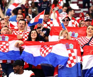 Doha, 17.12.2022. - Navijači na utakmici za treće mjesto Svjetskog nogometnog prvenstva Hrvatska - Maroko na stadionu Khalifa International. Na fotografiji navijači reprezentacije Hrvatske. foto HINA/ Damir SENČAR/ ml