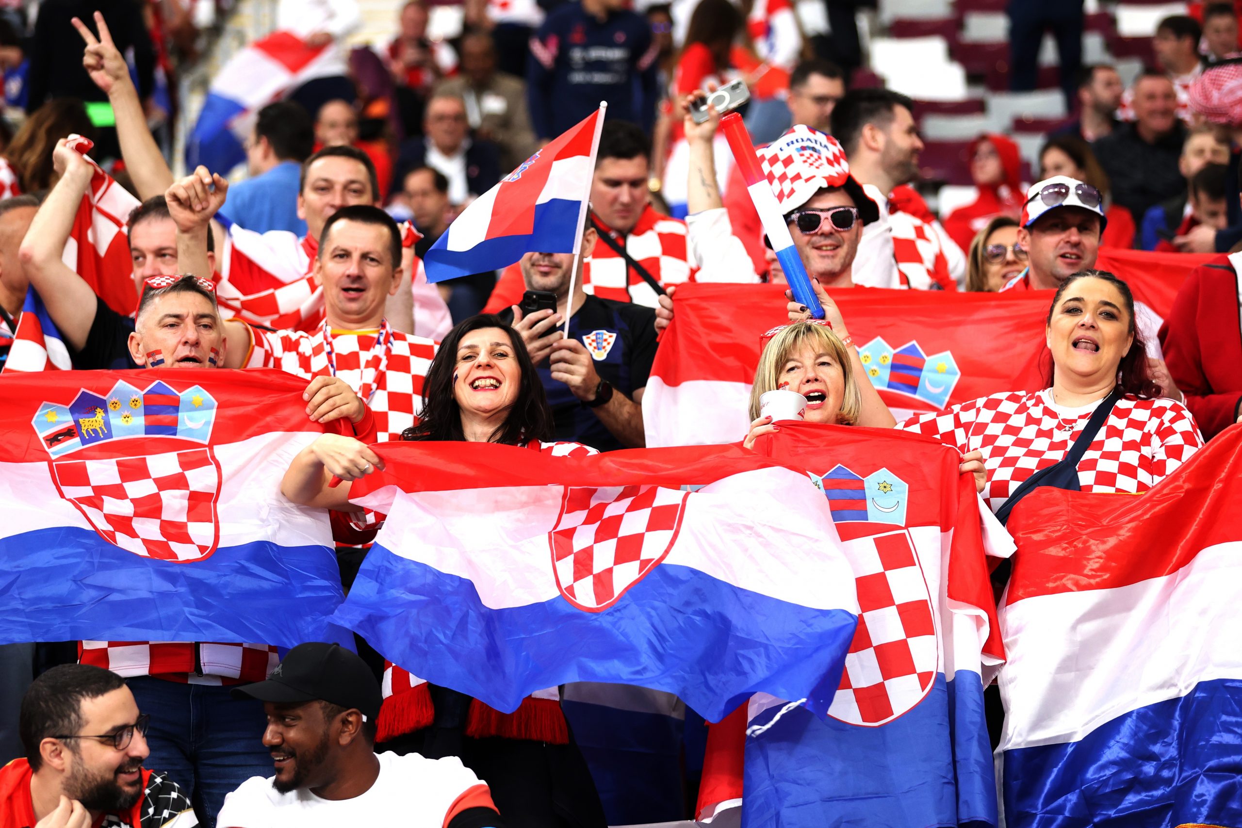 Doha, 17.12.2022. - Navijači na utakmici za treće mjesto Svjetskog nogometnog prvenstva Hrvatska - Maroko na stadionu Khalifa International. Na fotografiji navijači reprezentacije Hrvatske. foto HINA/ Damir SENČAR/ ml