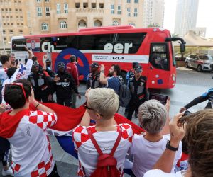 Doha, 18.12.2022 - Hrvatska nogometna reprezentacija oputovala je iz hotela Hilton Doha prema zračnoj luci i natrag u Hrvatsku, nakon jučerašnjeg osvajanja brončane medalje u utakmici protiv Maroka, na Svjetskom nogometnom prvenstvu Katar 2022. Na slici navijači ispračaju autobus sa hrvatskim nogometašima.
foto HINA/ Damir SENČAR/ ds