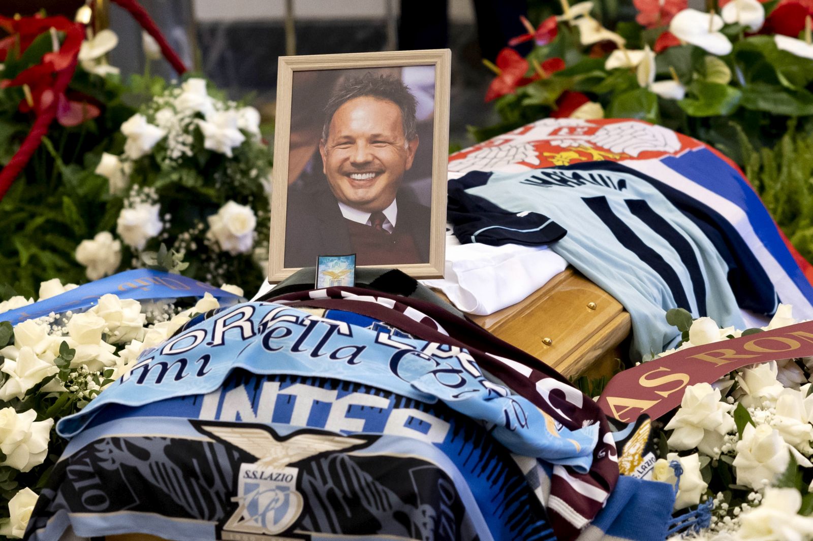 epa10371765 The flag of Serbia is placed on the coffin of  former Serbian soccer player and coach, Sinisa Mihajlovic, at a funeral home at the Capitoline Hill (Campidoglio) in Rome, Italy, 18 December 2022. Sinisa Mihajlovic has died at the age of 53 on 16 December 2022.  EPA/MASSIMO PERCOSSI