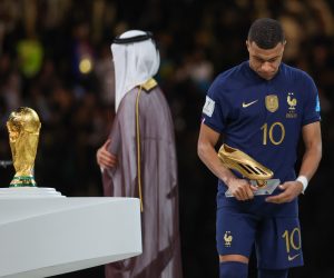 Doha, 18.12.2022 - Finalna utakmica Svjetskog nogometnog prvenstva Katar 2022 na Lusail stadionu u Dohi, Argentina - Francuska. Na slici francuski napadač Kylian Mbappe dobio je Zlatnu kopačku za nabjoljeg strijelca.
foto HINA/ Damir SENČAR/ ds