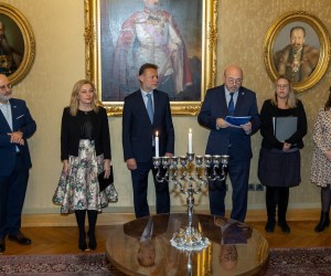 Zagreb, 19.12.2022. - Predsjednik Hrvatskoga sabora Gordan Jandroković sudjelovao je, zajedno s veleposlanikom Države Izrael u Hrvatskoj Garyjem Korenom i glavnim rabinom Židovske vjerske zajednice Bet Israel u Hrvatskoj Kotelom Da-Donom te voditeljicom Međuparlamentarne skupine prijateljstva Hrvatska-Izrael Marijanom Petir, u ceremoniji paljenja 1. svjećice na hanukiji povodom židovskog blagdana svjetla - Hanuke.
Na fotografiji Kotel Da-Don, Marijana Petir, Gordan Jandroković, Gary Koren.
foto HINA/ Edvard ŠUŠAK/ es