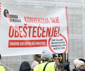 Zagreb, 19.12.2022. - Konferencija za medije Udruge Franak preko puta Vrhovnog suda RH na Zrinjevcu gdje je pozvala članove da se pridruže jer je to možda i zadnja prilika da zajedno uputimo poruke sucima Vrhovnog suda zašto želimo pravdu za 55.000 obitelji.
foto HINA/ Edvard ŠUŠAK/ es