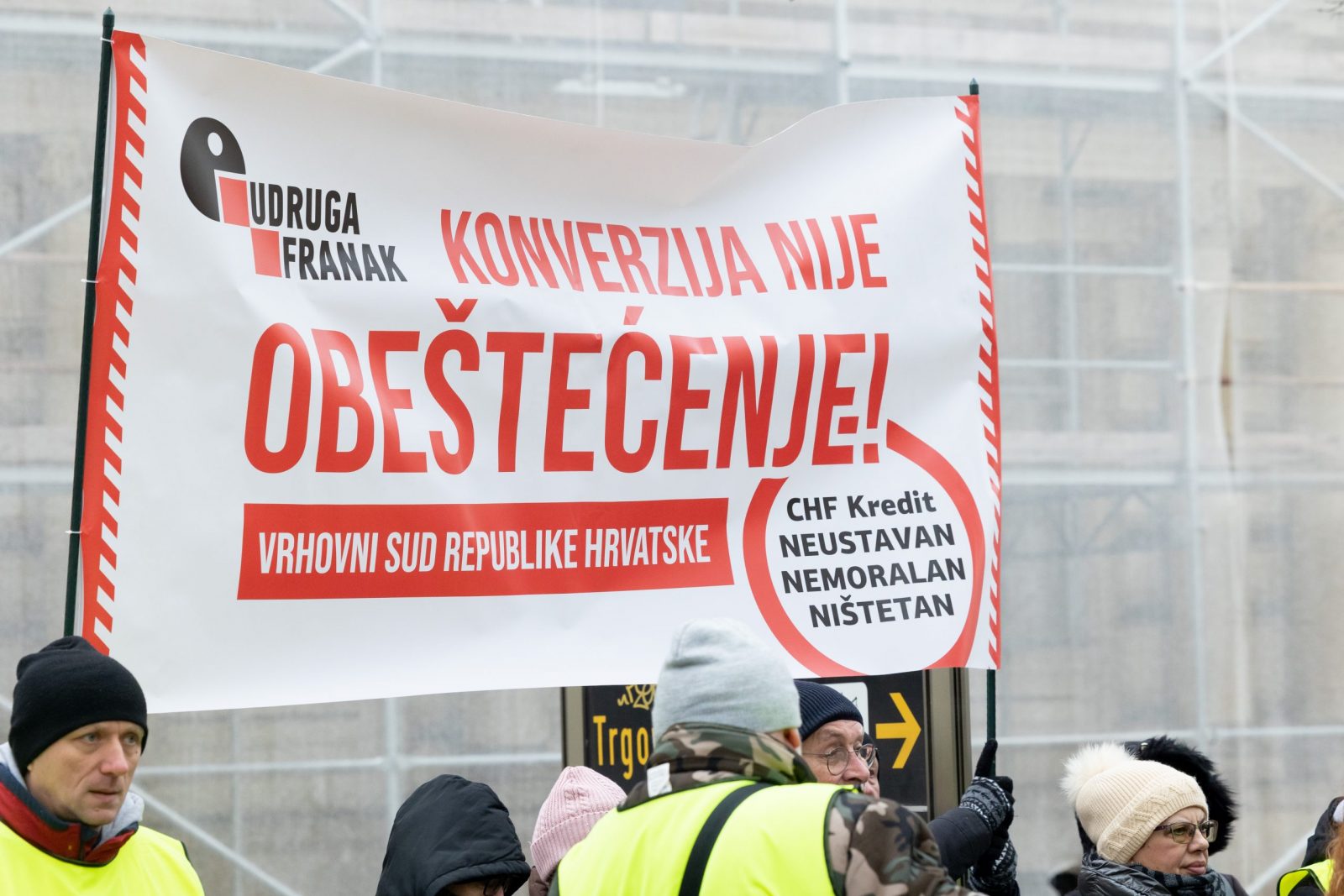 Zagreb, 19.12.2022. - Konferencija za medije Udruge Franak preko puta Vrhovnog suda RH na Zrinjevcu gdje je pozvala članove da se pridruže jer je to možda i zadnja prilika da zajedno uputimo poruke sucima Vrhovnog suda zašto želimo pravdu za 55.000 obitelji.
foto HINA/ Edvard ŠUŠAK/ es