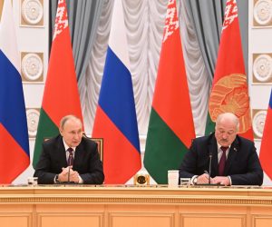 epa10373944 Russian President Vladimir Putin (L) and Belarusian President Alexander Lukashenko attend a meeting in expanded format at the Palace of Independence in Minsk, Belarus, 19 December 2022. Vladimir Putin holds talks with his Belarusian counterpart and to discuss the issues of security in the region and joint measures to respond to challenges.  EPA/PAVEL BEDNYAKOV/SPUTNIK/KREMLIN POOL MANDATORY CREDIT