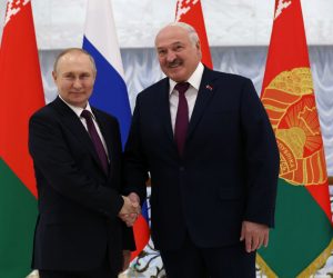 epa10373941 Russian President Vladimir Putin and Belarusian President Alexander Lukashenko shake hands before their meeting at the Palace of Independence in Minsk, Belarus, 19 December 2022. Vladimir Putin holds talks with his Belarusian counterpart and to discuss the issues of security in the region and joint measures to respond to challenges.  EPA/KONSTANTIN ZAVRAZHIN/SPUTNIK/KREMLIN POOL MANDATORY CREDIT