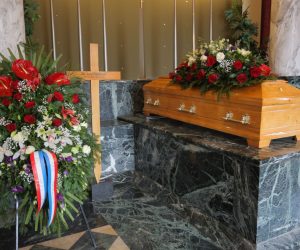 Zagreb, 19.12.2022.- Nakon èetvrt stoljeæa od smrti, na zagrebaèkom groblju Mirogoj u ponedjeljak su poloeni zemni ostatci Jure Petrièeviæa, najveæega dobrotvora Matice hrvatske u proteklih 80 godina, priopæila je Matica hrvatska. Petrièeviæ je bio poznat agronom i publicist. Roðen je 1912. godine u Starigrad-Paklenici. Doktorirao 1942. godine na Visokoj tehnièkoj koli u Zurichu, a umro 1997. u vicarskom Bruggeu.  
foto HINA/ Matica hrvatska/ Mirko Cvjetko/ ua