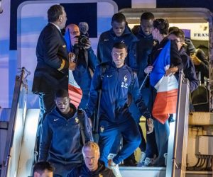 epa10374262 Kylian Mbappe (C) and French teammates arrive at Paris Roissy Airport back from Doha after the FIFA World Cup 2022, in Roissy, near Paris, France, 19 December 2022.  EPA/CHRISTOPHE PETIT TESSON