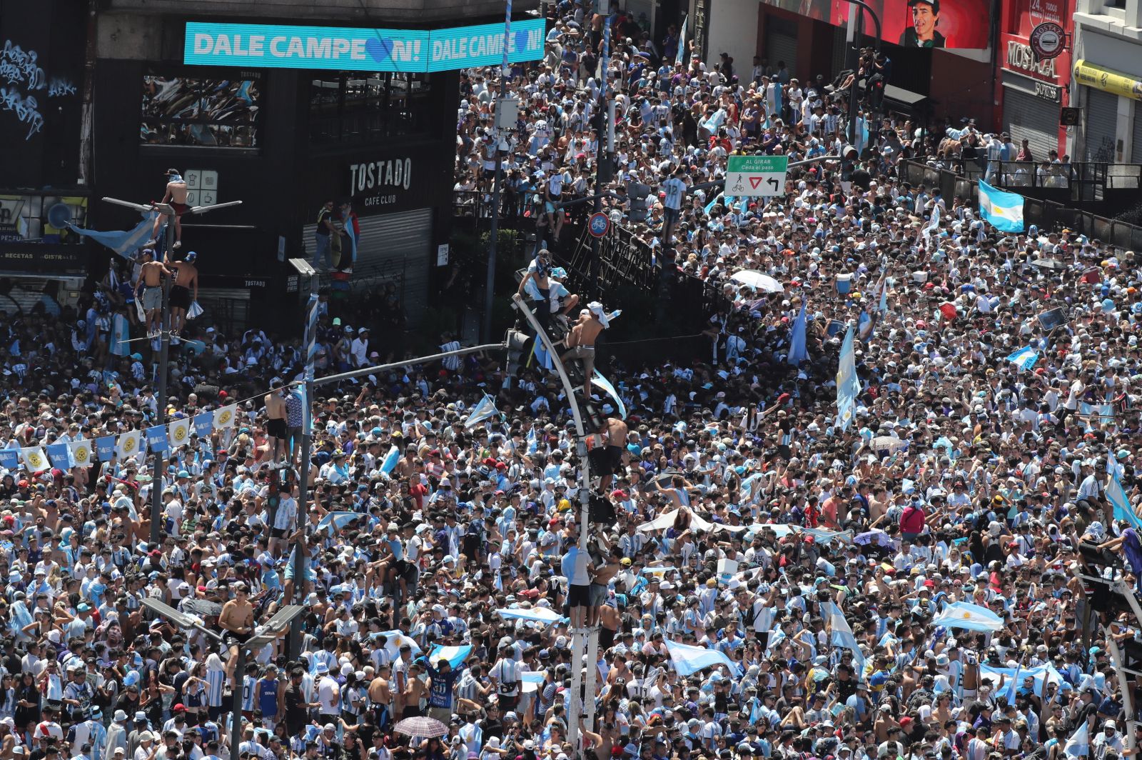 epa10374919 Fans of Argentinian national soccer team celebrate during the victory parade of the Argentinian national soccer team at the Obelisco in Buenos Aires, Argentina, 20 December 2022. Argentina defeated France 4-2 in a penalty shoot-out after a 3-3 draw to win the FIFA World Cup 2022 soccer tournament.  EPA/Raul Martinez