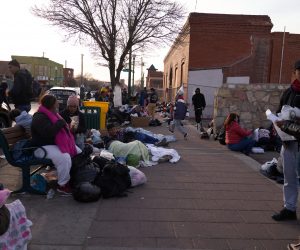 epa10375284 Migrants are forced to spend their days and nights on the streets of El Paso, Texas after being released by US Border Patrol due to shelters being beyond capacity in El Paso, Texas, USA, 20 December 2022. Supreme Court Chief Justice John Roberts temporarily halted the end of the Title 42 policy that allows the US to expel migrants at the southern border without the chance for asylum.  EPA/ALLISON DINNER