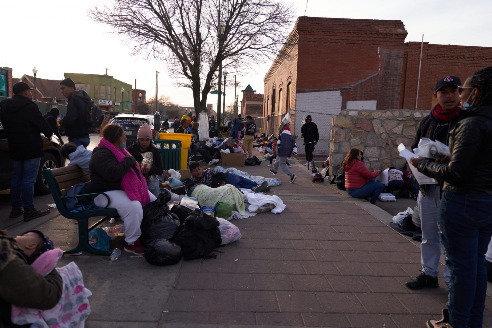 epa10375284 Migrants are forced to spend their days and nights on the streets of El Paso, Texas after being released by US Border Patrol due to shelters being beyond capacity in El Paso, Texas, USA, 20 December 2022. Supreme Court Chief Justice John Roberts temporarily halted the end of the Title 42 policy that allows the US to expel migrants at the southern border without the chance for asylum.  EPA/ALLISON DINNER