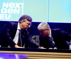 Zagreb, 22.12.2022. - Predsjednik Vlade Andrej Plenkoviæ nazoèio je uruèenju ugovora u okviru Nacionalnog plana oporavka i otpornosti 2021.-2026. za provedbu programa upravljanja vodama. Na fotografiji premijer Andrej Plenkoviæ direktor Hrvatskih voda Zoran Ðurokoviæ. foto HINA /Zvonimir KUHTIÆ/ kuzo