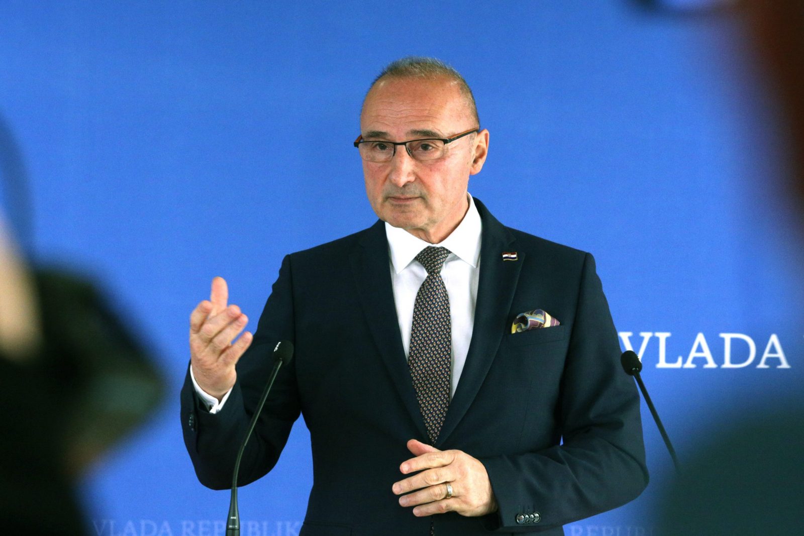 Zagreb, 22.12.2022. - Sjednica Vlade Republike Hrvatske u Nacionalnoj i sveuèilinoj knjinici. Na fotografiji ministar  vanjskih i europskuh poslova Gordan Grliæ Radman daje izjavu za medije. foto HINA /Zvonimir KUHTIÆ/ kuzo