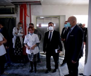 Zagreb,23.12.2022.- U povodu obilaska radova obnove nakon potresa te novoobnovljenog dijela Klinike za dječje bolesti Zagreb održala se konferencija za medije na kojoj su sudjelovali ministar zdravstva Vili Beroš, ravnatelj Klinike za dječje bolesti Zagreb Goran Roić te izvođači radova i projektanti. Na fotografiji Vili Beroš, Goran Roić.
foto HINA/ Daniel KASAP/ dk
