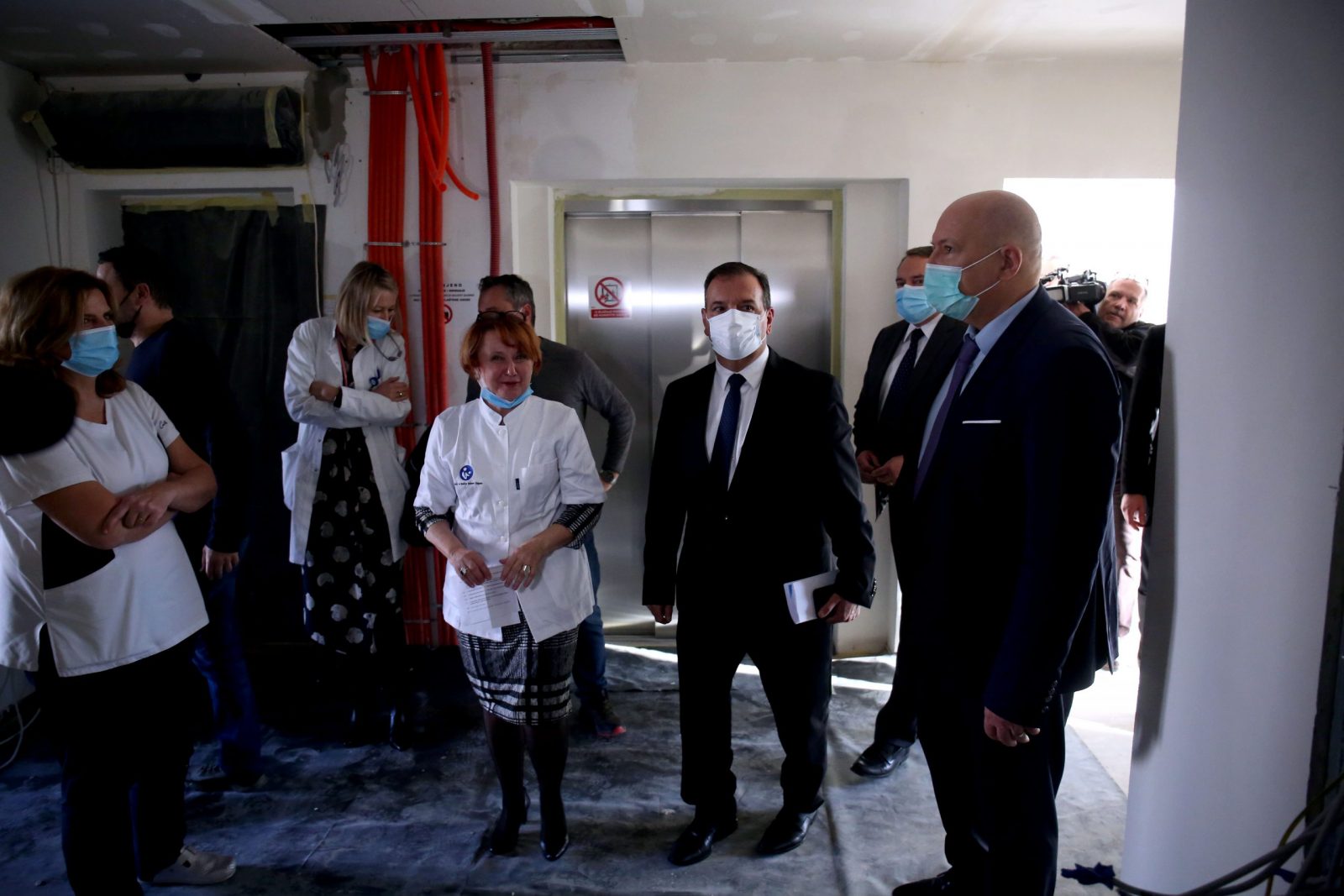 Zagreb,23.12.2022.- U povodu obilaska radova obnove nakon potresa te novoobnovljenog dijela Klinike za dječje bolesti Zagreb održala se konferencija za medije na kojoj su sudjelovali ministar zdravstva Vili Beroš, ravnatelj Klinike za dječje bolesti Zagreb Goran Roić te izvođači radova i projektanti. Na fotografiji Vili Beroš, Goran Roić.
foto HINA/ Daniel KASAP/ dk