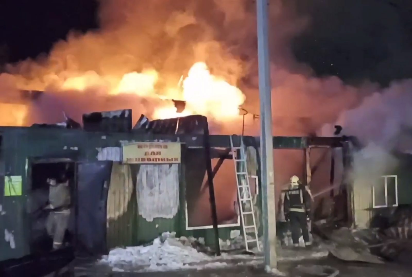 epa10377554 A handout photo from video made available by by Press Service of the Ministry of the Russian Federation for Civil Defence, Emergencies and Elimination of Consequences of Natural Disasters, shows rescuers working at an illegal nursing home during a fire, in Kemerovo city, Russia, 24 December 2022. Emergencies ministry said that 22 people were killed in the fire.  MANDATORY CREDIT BEST QUALITY AVAILABLE HANDOUT EDITORIAL USE ONLY/NO SALES