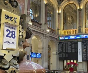 epa10379971 Several screens and panels show the Ibex 35 evolution and other stock information at Madrid's Stock Exchange in Madrid, Spain, 28 December 2022.  EPA/Ana Bornay