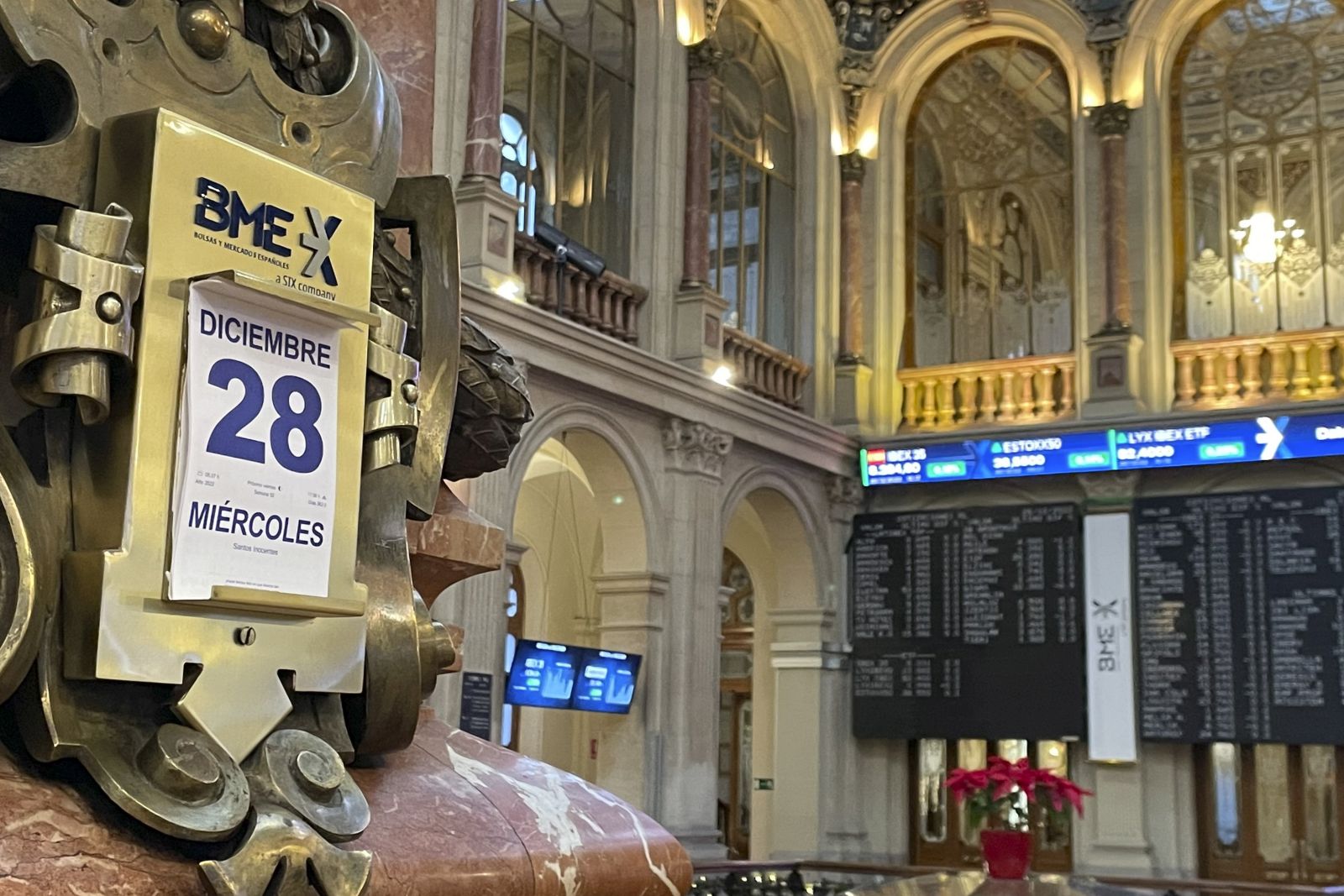 epa10379971 Several screens and panels show the Ibex 35 evolution and other stock information at Madrid's Stock Exchange in Madrid, Spain, 28 December 2022.  EPA/Ana Bornay
