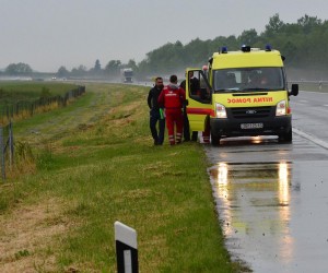 01.05.2016., Staro Petrovo Selo - Prometna nesreca u kojoj je doslo do sudara i slijetanja vozila na autocesti Zagreb - Lipovac kod Starog Petrovog Sela. Uzrok nesrece je najvjerojatnije losi vremenski uvjeti i neprilagodjena brzina. Putnici su prosli s laksim tjelesnim ozljedama. r"nPhoto: Ivica Galovic/PIXSELL