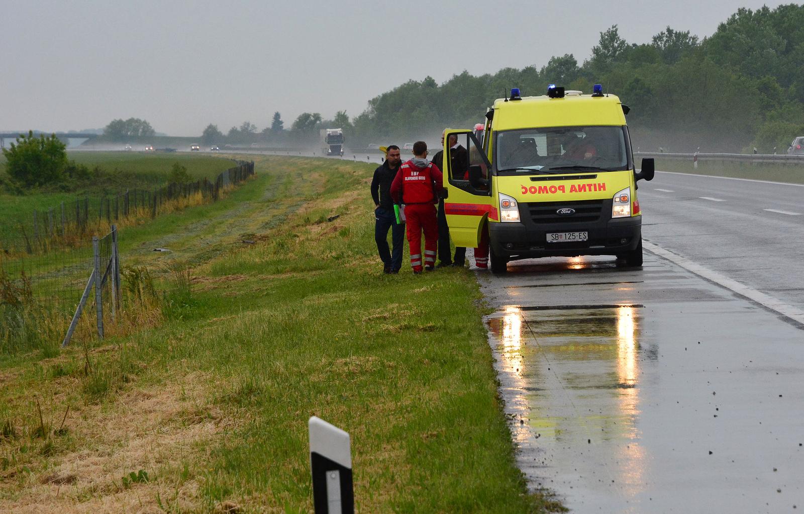01.05.2016., Staro Petrovo Selo - Prometna nesreca u kojoj je doslo do sudara i slijetanja vozila na autocesti Zagreb - Lipovac kod Starog Petrovog Sela. Uzrok nesrece je najvjerojatnije losi vremenski uvjeti i neprilagodjena brzina. Putnici su prosli s laksim tjelesnim ozljedama. r"nPhoto: Ivica Galovic/PIXSELL