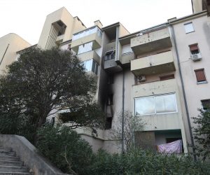 01.12.2022., Sibenik - Tijekom novi u cetvrti Meterize u Sibeniku izbio pozar u stanu stambene zgrade. Tri osobe su lakse ozlijedjene. Photo: Hrvoje Jelavic/PIXSELL