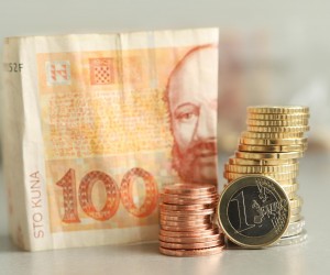 01.12.2022., Osijek - Mjesec dana prije uvodenja eura kao sluzbenog sredstva placanja u Republici Hrvatskoj gradanima je omoguceno nabavljanje pocetnog paketa eurokovanica. Ipak u Osijeku nije tako lako doci do pocetnog paketa jer zbog pada na sustavu niti FINA, niti HP a ni PBZ jutros nisu mogli zainteresiranim gradanima zamijeniti kune za eure. Osjecane to nije pretjerano zabrinulo te nije bilo redova niti nervoze zbog nastale situacije. Photo: Dubravka Petric/PIXSELL