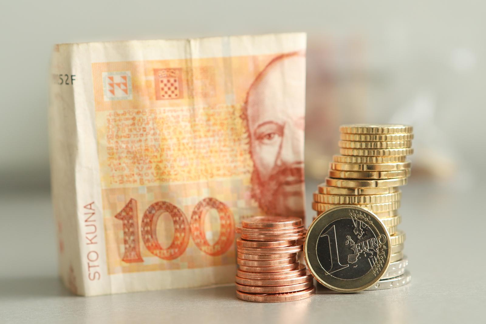 01.12.2022., Osijek - Mjesec dana prije uvodenja eura kao sluzbenog sredstva placanja u Republici Hrvatskoj gradanima je omoguceno nabavljanje pocetnog paketa eurokovanica. Ipak u Osijeku nije tako lako doci do pocetnog paketa jer zbog pada na sustavu niti FINA, niti HP a ni PBZ jutros nisu mogli zainteresiranim gradanima zamijeniti kune za eure. Osjecane to nije pretjerano zabrinulo te nije bilo redova niti nervoze zbog nastale situacije. Photo: Dubravka Petric/PIXSELL