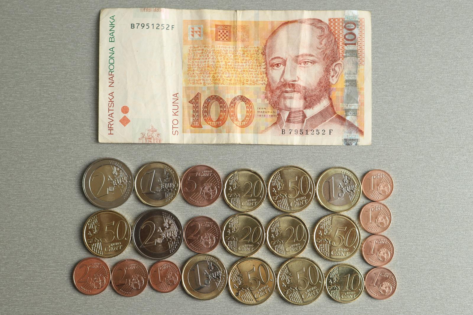 01.12.2022., Osijek - Mjesec dana prije uvodenja eura kao sluzbenog sredstva placanja u Republici Hrvatskoj gradanima je omoguceno nabavljanje pocetnog paketa eurokovanica. Ipak u Osijeku nije tako lako doci do pocetnog paketa jer zbog pada na sustavu niti FINA, niti HP a ni PBZ jutros nisu mogli zainteresiranim gradanima zamijeniti kune za eure. Osjecane to nije pretjerano zabrinulo te nije bilo redova niti nervoze zbog nastale situacije. Photo: Dubravka Petric/PIXSELL